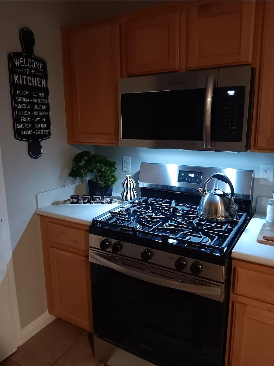 Full kitchen - W Maule Ave