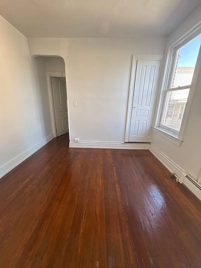 Spacious 4 Bedroom, Laundry, Parking in York City SD — Photo 3