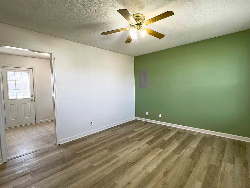3 bed, 1.5 bath, 957 sqft, $1,230 — Photo 2