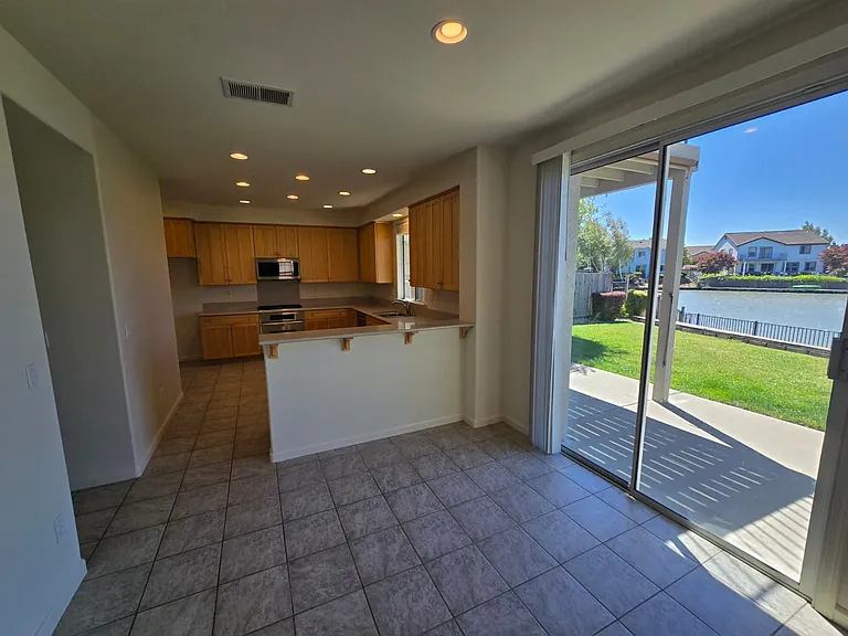 5130 Lakeshore Dr — Photo 4