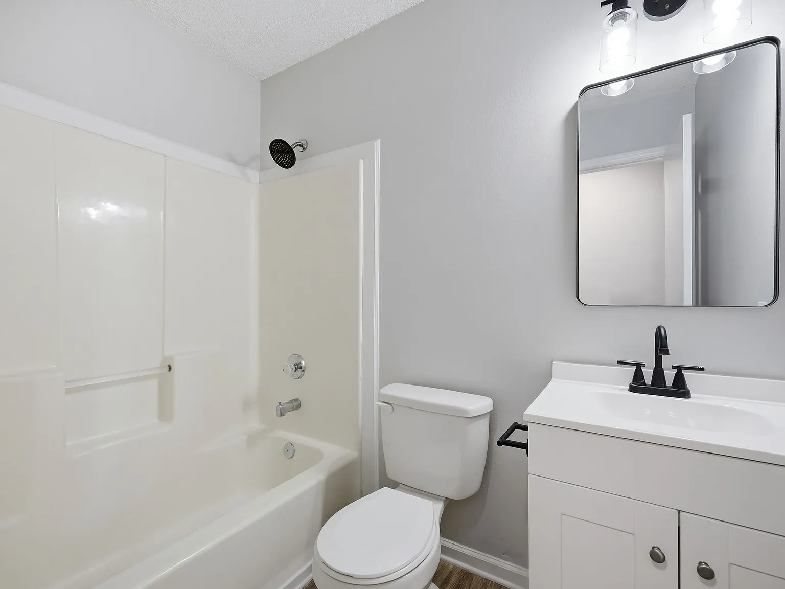 3 bed, 1200 sqft, $1,550 — Photo 2