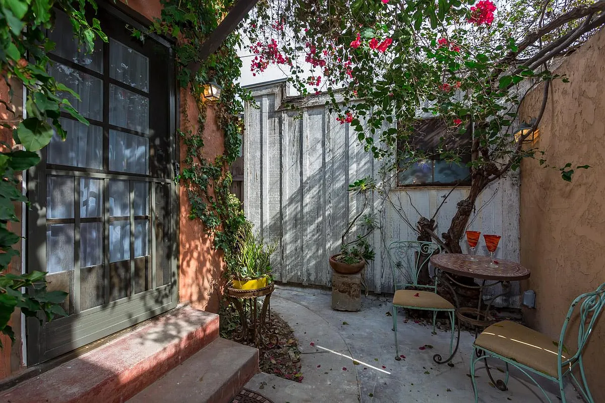 Private Entry - Brookes Ave