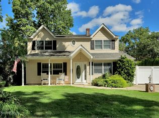 107 Cornflower Rd, Levittown, NY 11756