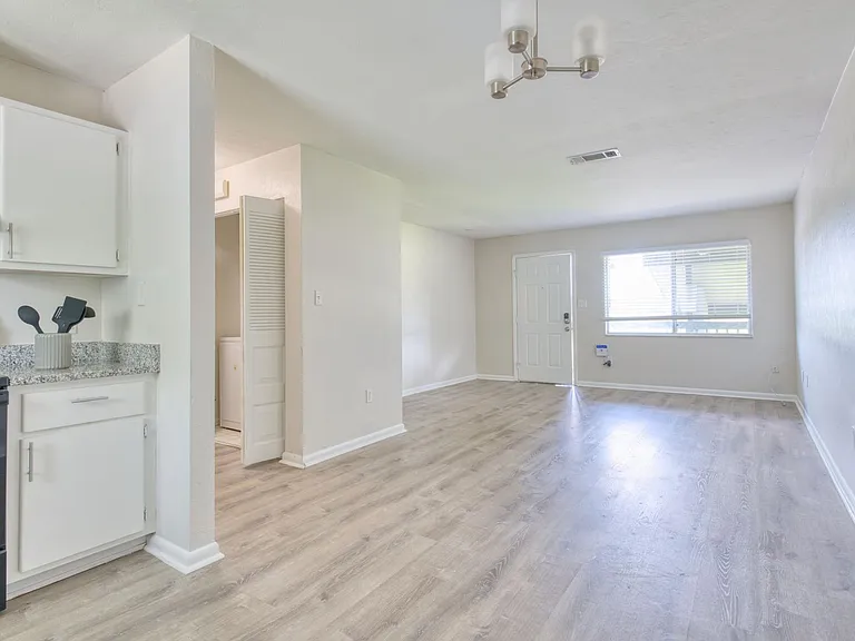 2304 SW 35th Pl — Photo 17