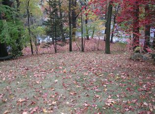 Lakeside Pl, Staten Island, NY 10305