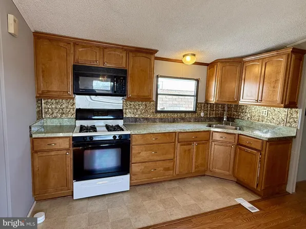 35 Rockywood Ln, Essex, MD 21221