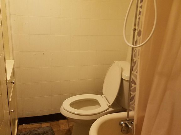 4th image of 5715 Fullerton Ave APT 4