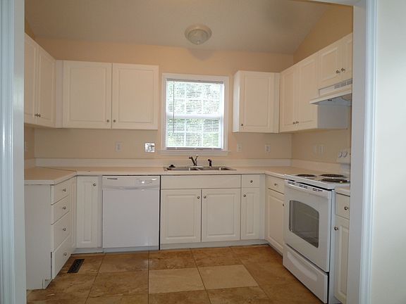 3rd image of 2 Wimbledon Ln