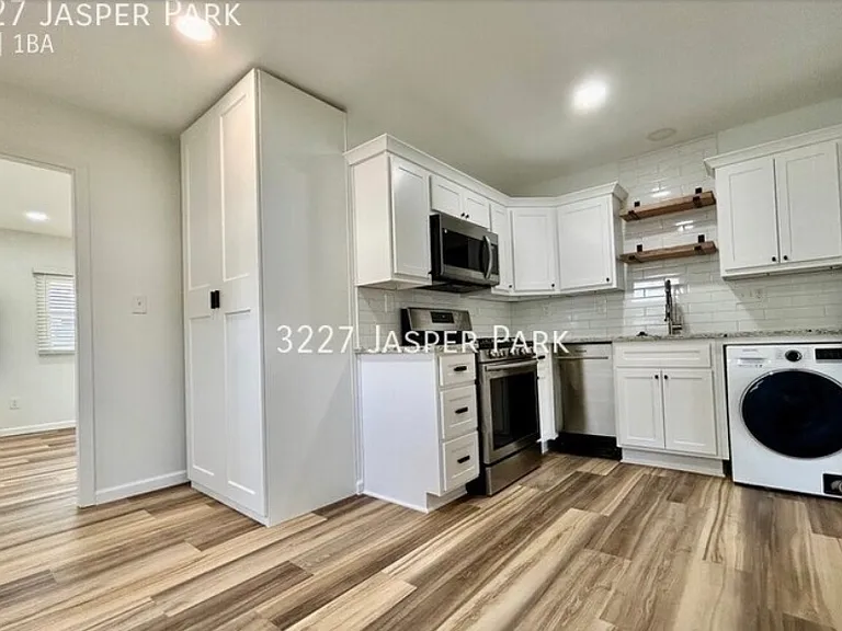 3227 Jasper Park — Photo 3