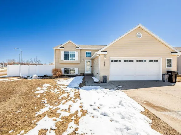 1703 Huntington Dr, West Fargo, ND 58078