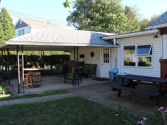 Back patio and bbq area