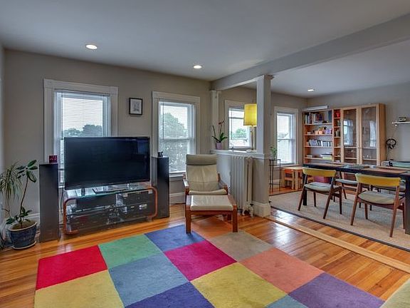 4th image of 437 Medford St #4