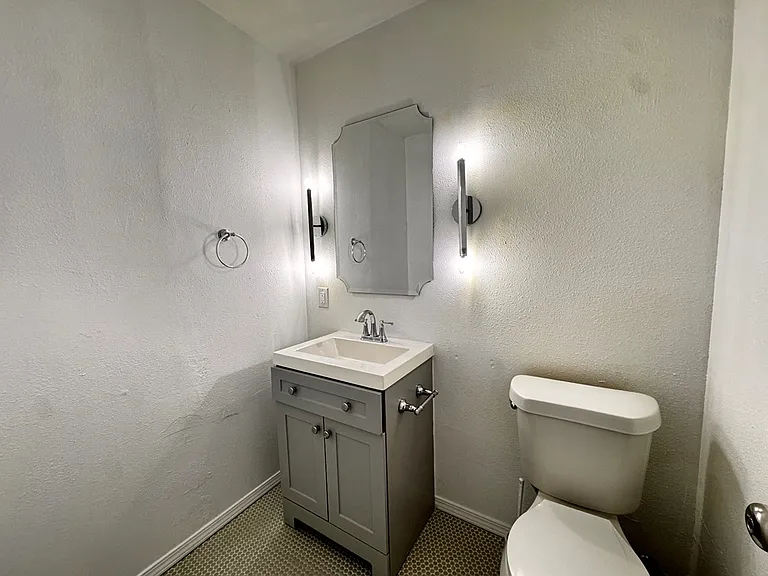 1117 W Symmes St — Photo 9