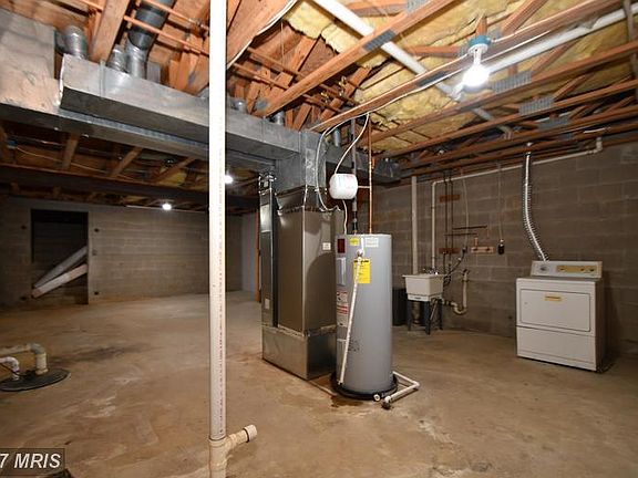 3rd image of 16 Oak Crest Ct
