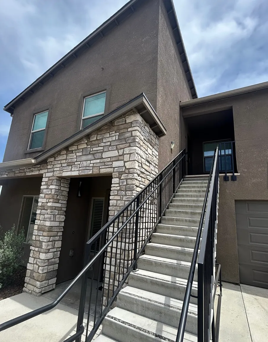 3 bed, 1033 sqft, $2,025 — Photo 1