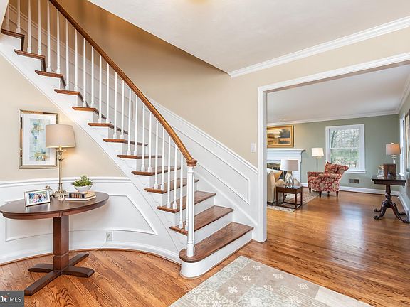 4th image of 1004 Woburn Ct