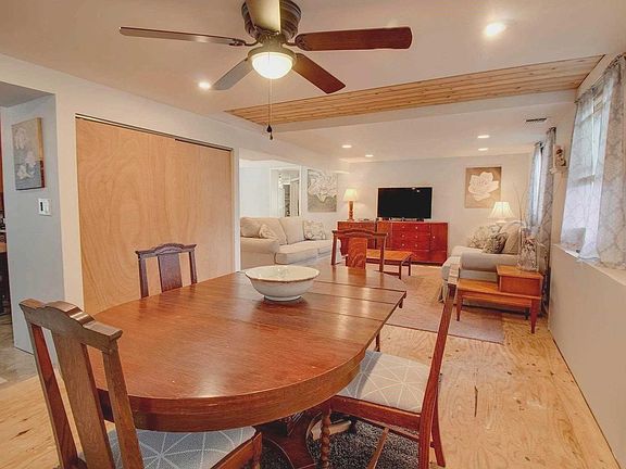 3rd image of 19 Beaver Ln