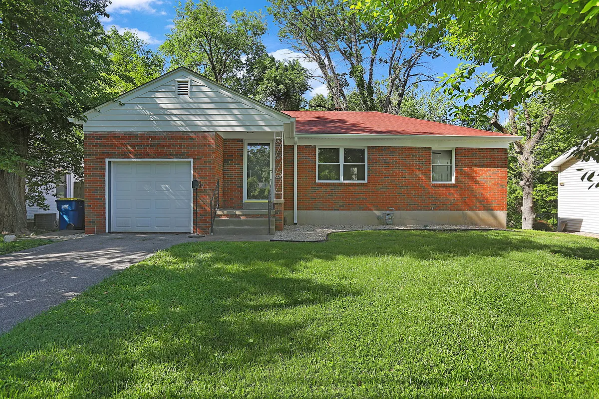 All brick ranch with 1 car garage and walkout basement - 46 Washington Pl