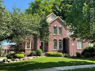 537 Bloomer Ridge Dr, Rochester, MI 48307