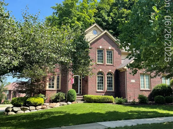 537 Bloomer Ridge Dr, Rochester, MI 48307