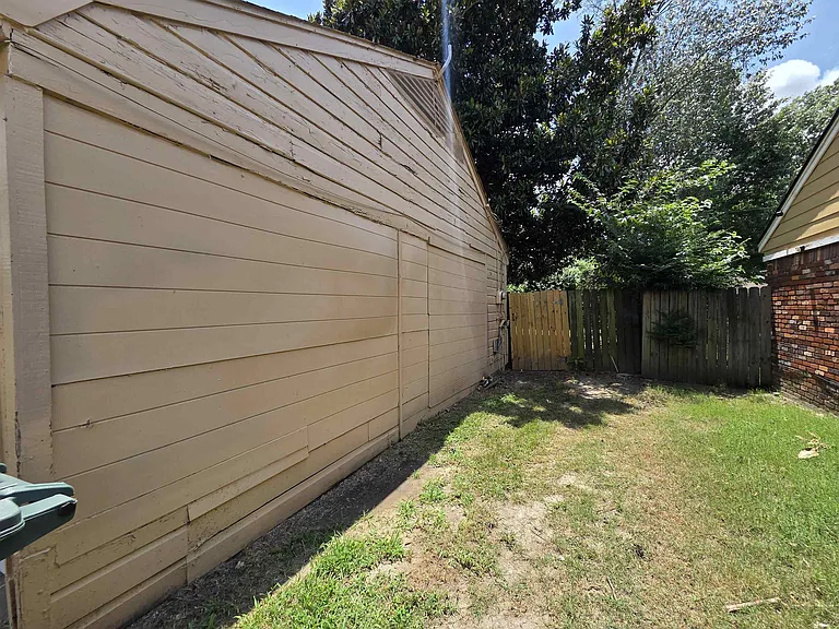 3021 Ashwood St — Photo 2