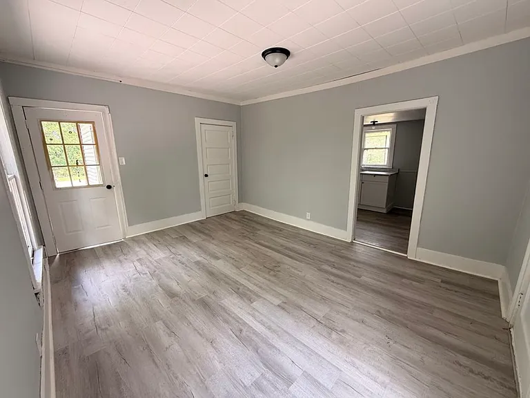 700 E 7th St #5 — Photo 3