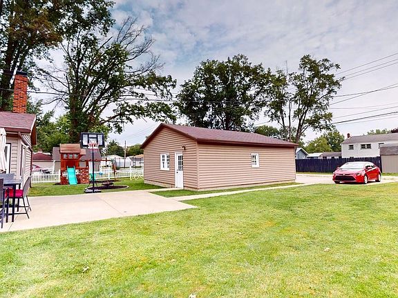 5th image of 913 S Myrtle Ave