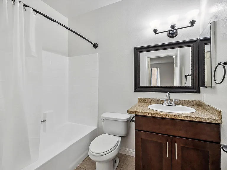Catalina Apartments — Photo 17