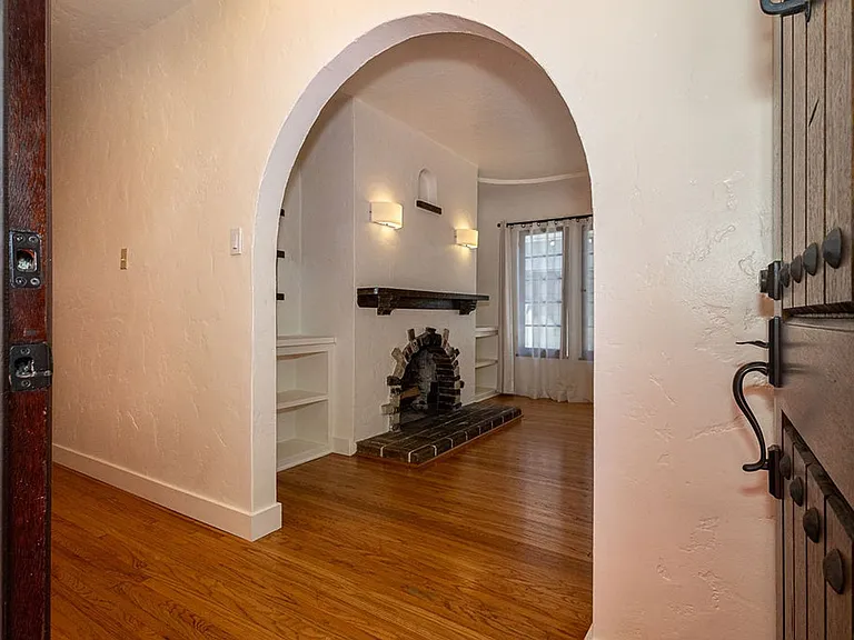 1221 S Sycamore Ave — Photo 6