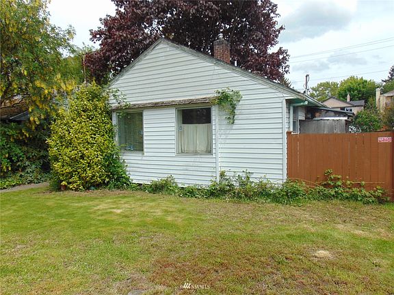 Another front of home shot.