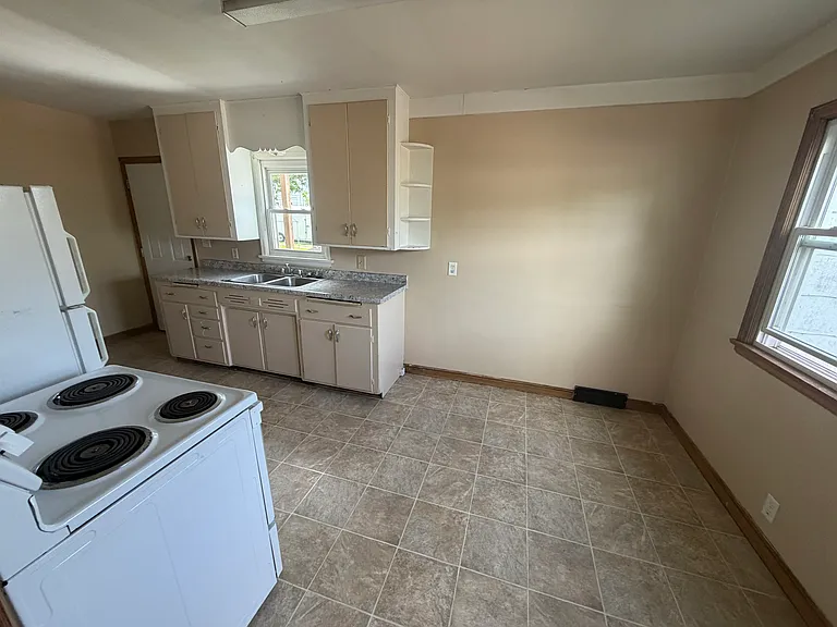 416 E 4th St — Photo 5