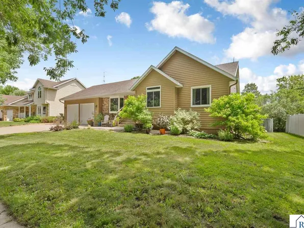 2306 Snowbird Ln, North Mankato, MN 56003