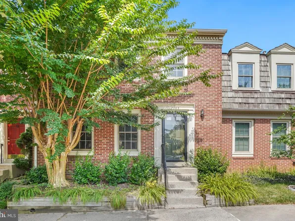 2263 Idylwood Station Ln, Falls Church, VA 22043