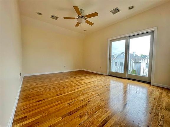 5th image of 264 Custer Ave Floor 2