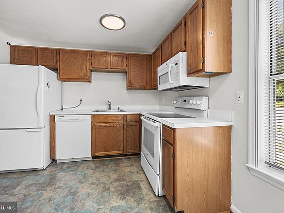 3rd image of 5913 Dungeness Ln