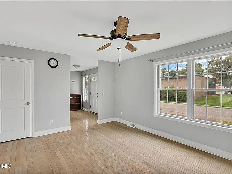 10 Old Pine Ave — Photo 2