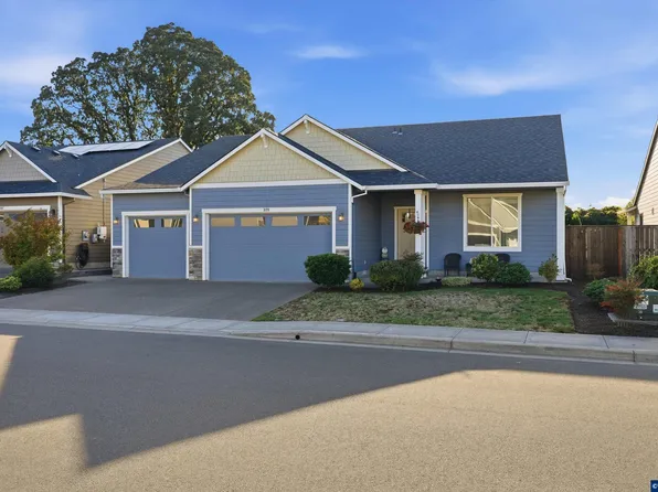 329 S 7th St, Carlton, OR 97111