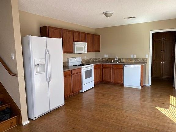 3rd image of 525 Cantebury Park Ln