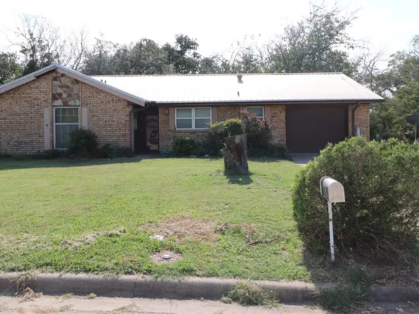 136 Comanche St, Stephenville, TX 76401