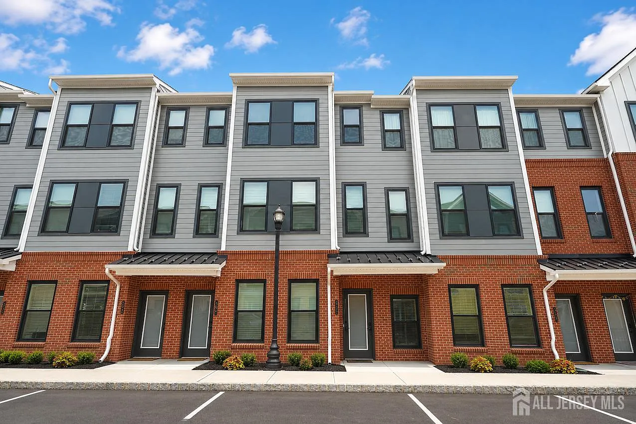 3 bed, 2.5 bath, 1654 sqft, $3,900 — Photo 1