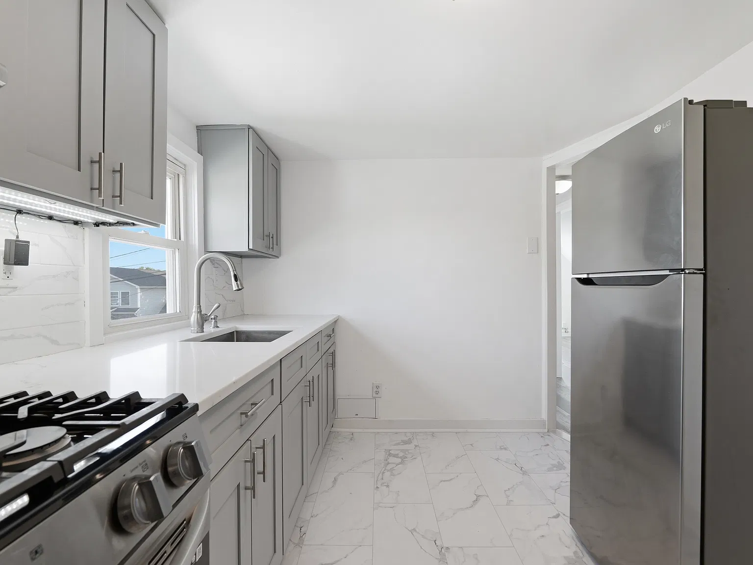 2 bed, 700 sqft, $2,000 — Photo 3
