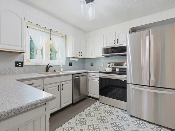 12 Marywood St #B, Uxbridge, MA 01569