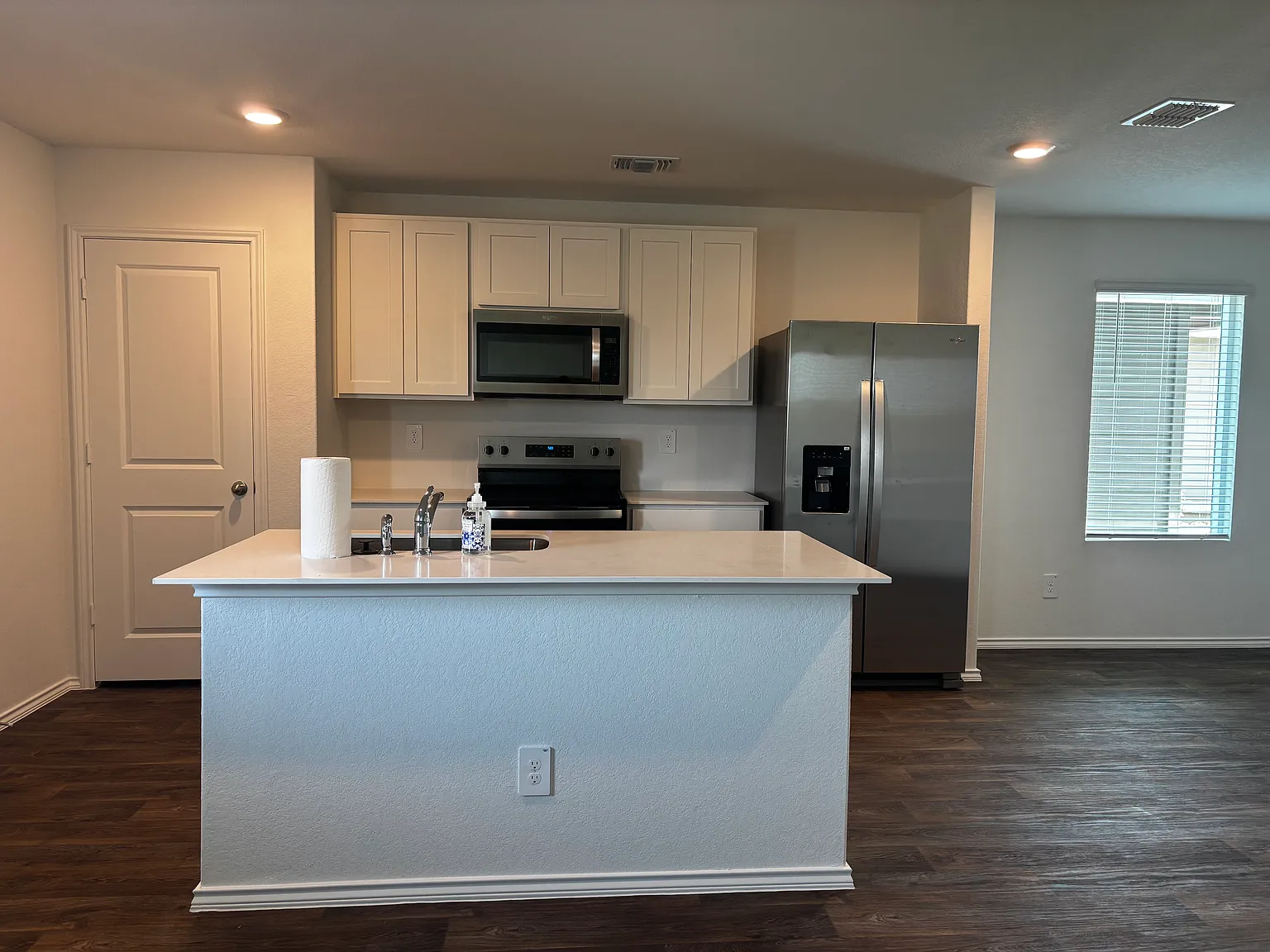 4 bed, 2.5 bath, 1892 sqft, $2,300 — Photo 2