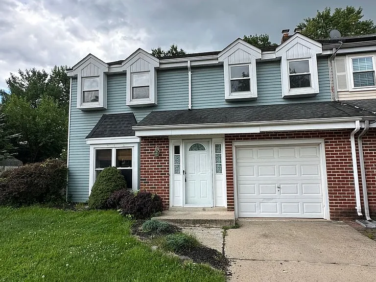 211 Carleton Ln — Photo 1