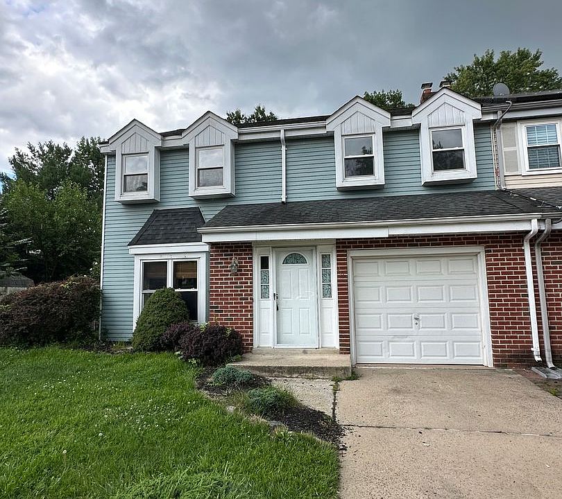 1st image of 211 Carleton Ln