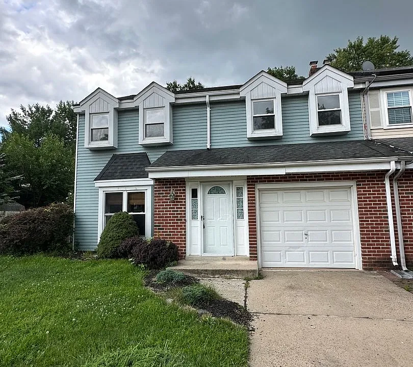 211 Carleton Ln