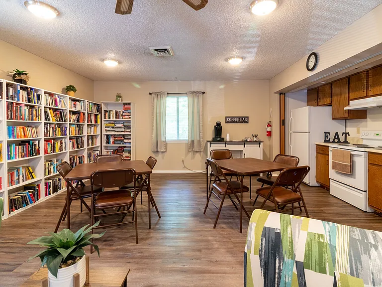 Arbor Crest Apartments — Photo 17