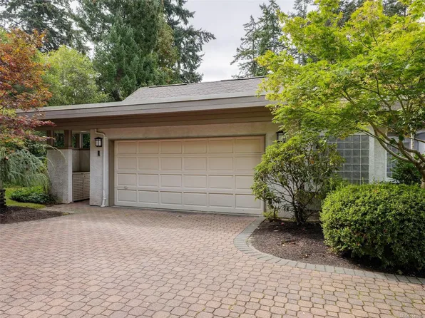 928 Bearwood Ln #1, Saanich, BC V8Y 3G8