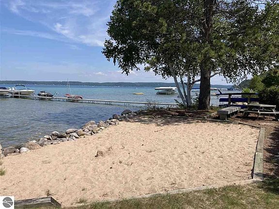 3rd image of 1447 S Shore Dr