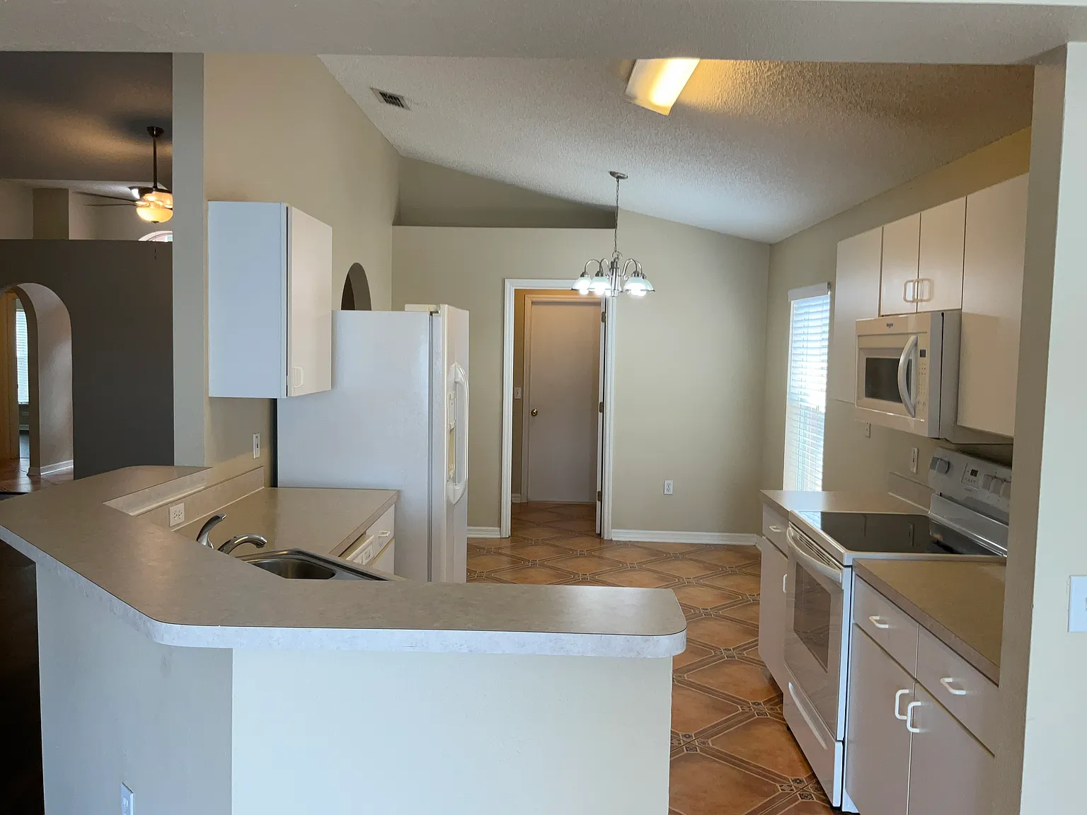 4 bed, 2.0 bath, 1865 sqft, $2,435 — Photo 2